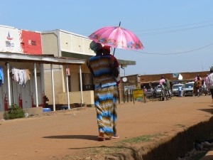 Bajo el sol en la calle Wasike- Mugeni Road.