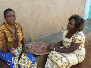  Las Namulundu pelando cacahuetes.